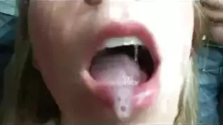 فيلم إيطالي قديم: عاهرات يقدمن قضيبًا على طبق