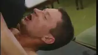 شرج أمريكي: شقراء تأخذ كل شيء