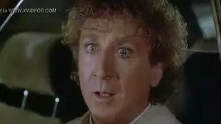 الشقراء الشهوانية تركب بشكل عكسي بينما رجلها يحرثها من الخلف