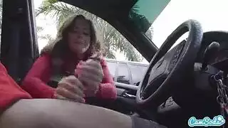 قضيب ضخم يخرج في السيارة لإغواء العاهرات النشيطات