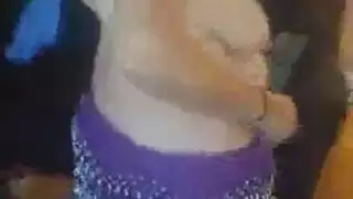 ثنائي صعب في المطبخ: شقراء تخترق من طرفين