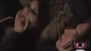 رجل ناضج يأخذ عذرية المراهقة بقسوة