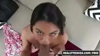 جلسة شرجية صابونية: سيندي تمتلئ مؤخرتها في الحوض