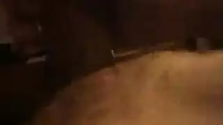 فتاة مغراء كبيرة الصدر بقرون تستمتع بتحفيز البظر على قضيب صلب