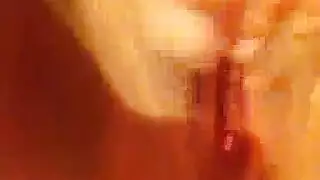 أودري نوير تدلك بظرها بشدة بينما تأخذ قضيبًا ضخمًا