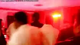 الفاتنة السمراء تينا كاي تأخذ قضيب أسود كبير في مشهد إباحي