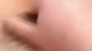 تتشاجر مع اخيها على الريموت التلفاز