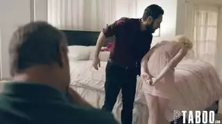 هذه الشقراء ذات الصدور الكبيرة للغاية لديها ابتسامة مثيرة للغاية وتريد خلع ملابسها