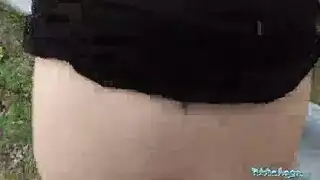 فتاة ممتلئة الصدر تفتح ساقيها لعمل بورن صعب