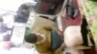 شيخ كبير في السن يخدع