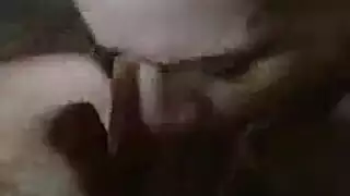 عاهرة شقراء متلهفة تستمع بركوب صباحي قاسٍ