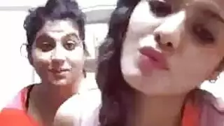 جدة شقراء في جنس جماعي مع فريق الزوج والزوجة