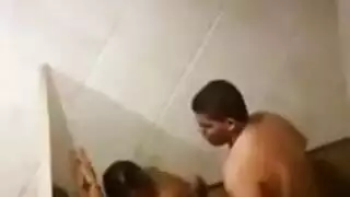 شاب مصري ينيك صاحبته في حمام الديسكو