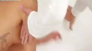 تدريب صريح من زوجة الأب: تريه ابن زوجها كيف يضرب بعنف