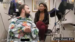 شاهد بينما يقوم الدكتور تامبا بإدارة هزات الجماع الشديدة من عصا هيتاشي للمراهقة المضطربة ميني روز في هذا الفيلم الإباحي الواقعي والمشبع بالبخار