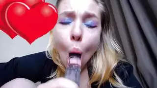 فتاة ذات أثداء كبيرة تمص الحلمة وتركب من أجل هزة جماع شديدة