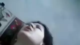 بورن صديقة عذراء: تمديد فتحاتها الضيقة لأول مرة