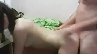 مراهقة نحيفة يتم تجنيدها للجنس وممارسةً قاسية في ملابسها