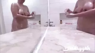 حمام عاري لزوجة عربية مثيرة يعرض ثدييها الطبيعيين الضخمين