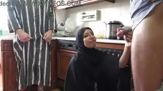 فتاة عربية تأخذ قضيبًا ضخمًا لزوجها المتلصص في مشهد إباحي