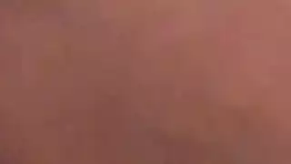 هاوي من لوس أنجلوس يستعرض قضيبه الكبير ويقذف