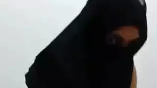 مراهقة عربية مثيرة تحتاج لقضبان كبيرة صلبة داخلها