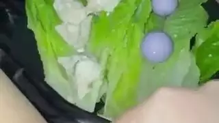 فتاة عذراء مراهقة طازجة تحصل على فتحتها الضيقة محشوة في إباحية هواة أمريكية