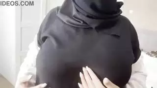 عاهرة صديقي العربية تتباهى بثدييها الكبيرين الطبيعيين