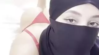 خيال فتاة محجبة مثيرة لعبادة الأقدام: أصابع لطيفة وباطن مثير في مشاهد صريحة