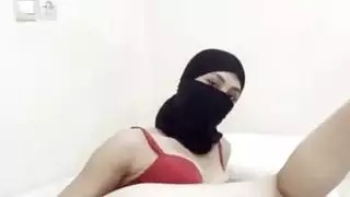 فتاة عربية بكامل حجابها تداعب فرجها المبتل ببطء بأصابعها