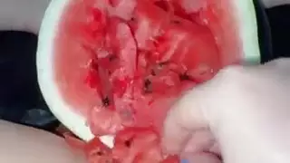 إباحية مراهقة صريحة: مضاعفة هزات الجماع في فرجها الضيق