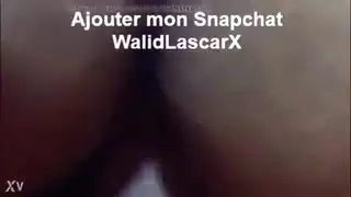 خلف الأبواب المغلقة: عاهرة محجبة تأخذ قضيبًا في غرفة التسمير