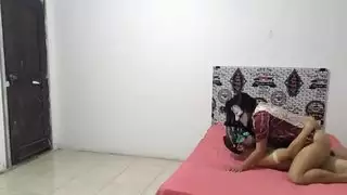 زوجة عربية تُهيمن عليها قضيب لاتيني كبير بينما الزوج يشاهد