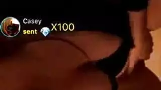 فاتنة المدبوغة ترتدي سراويل داخلية وجوارب بيضاء أثناء استمناء في السرير في شقتها