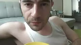 شاب مثير يرتدي رداء أسود ضيق يتلقى جنسًا صريحًا من صديقته