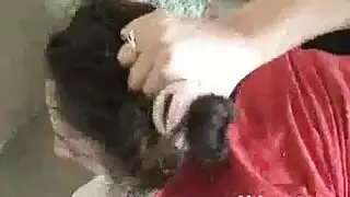 يدخله ويخرجه بقوة ووضوح