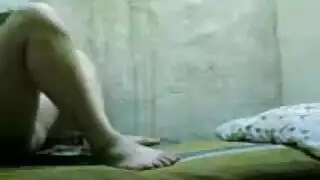 مراهقة ممتلئة الصدر تلعب بفرجها في مشهد فردي صريح