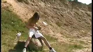 ثنيها على الطاولة لضربات كلبية قاسية