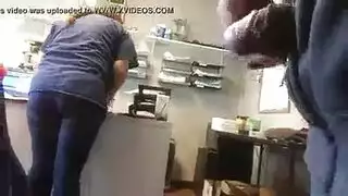 الأخت الشقراء مركزة جدًا على الإباحية حتى لا تلاحظ قضيبه ينزلق داخلها