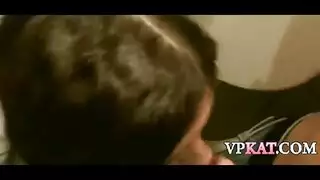 حفلة جنس على الشاطئ: سمراء تأخذ سائل عدة رجال في الرمال