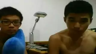 استمناء قاسي بالأقدام: حفلة مثلية بأحذية مطاطية