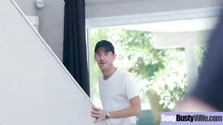 شاب يصور زوجة ابيه و هي تستمني بينما يدعك زبه على منظرها المثير المهيج