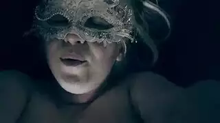 السكرتيرة المشاغبة تنحني وتنيك من رئيسها